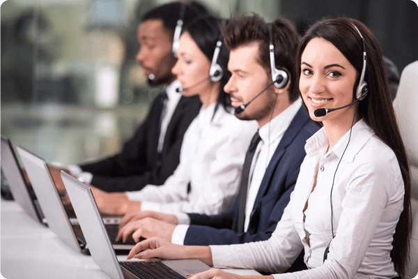 Equipe de suporte técnico 24 horas da Paranátrack com atendentes profissionais usando headsets